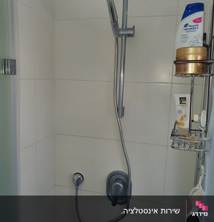 מקלחת עם ראש מקלחת וצינור מים